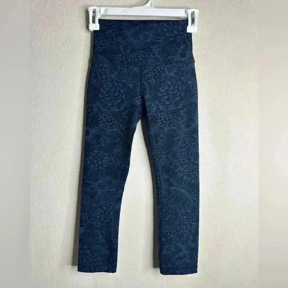 Lululemon Wunder Under Crop Hi-Rise Full-On Luxtreme 22”
Size 2 - Picture 1 of 5